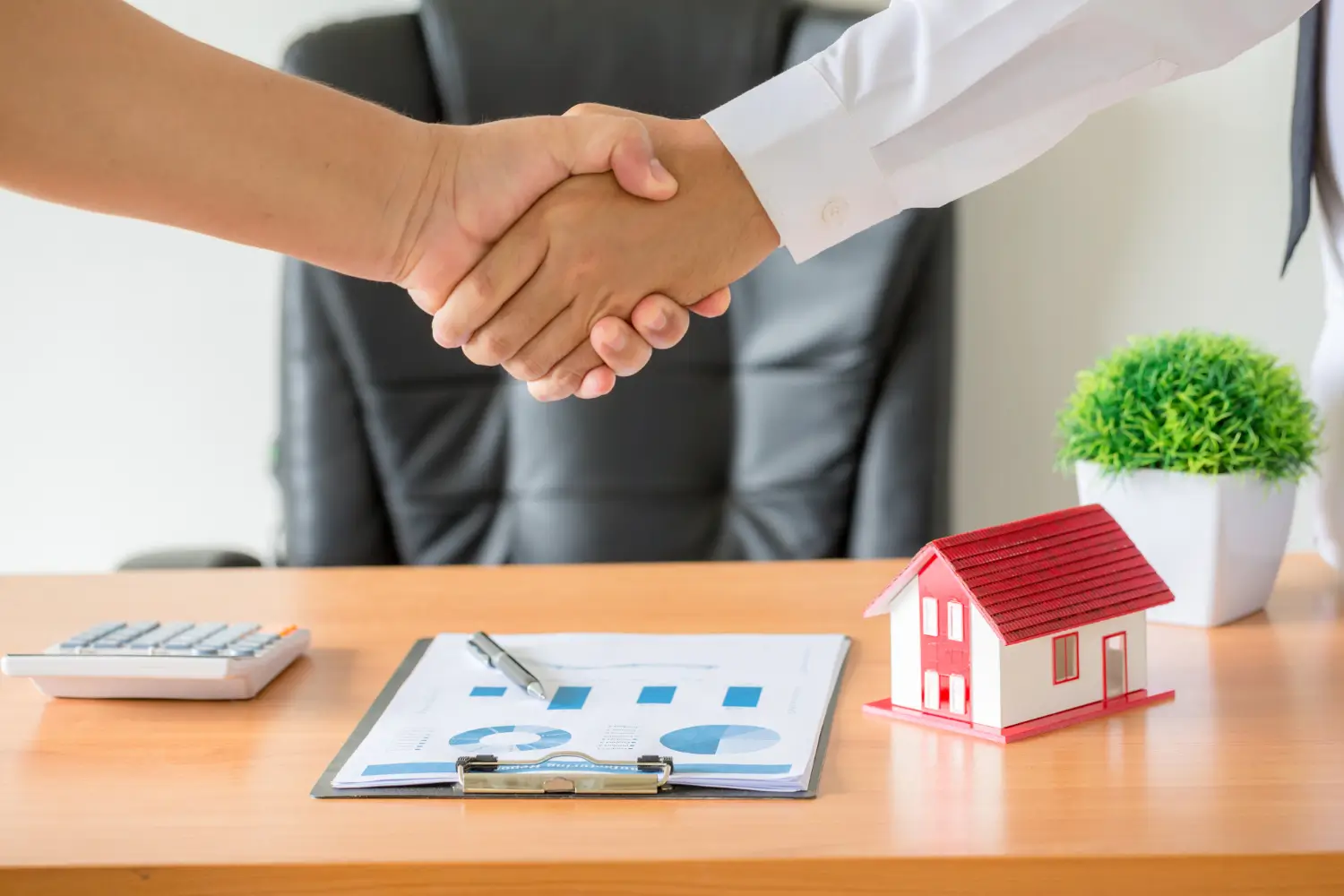 trusted property dealer in faisal town islamabda meet with client
