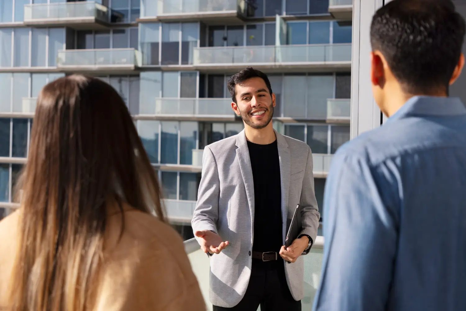 real estate agent talk to client to buy best property in islamabad